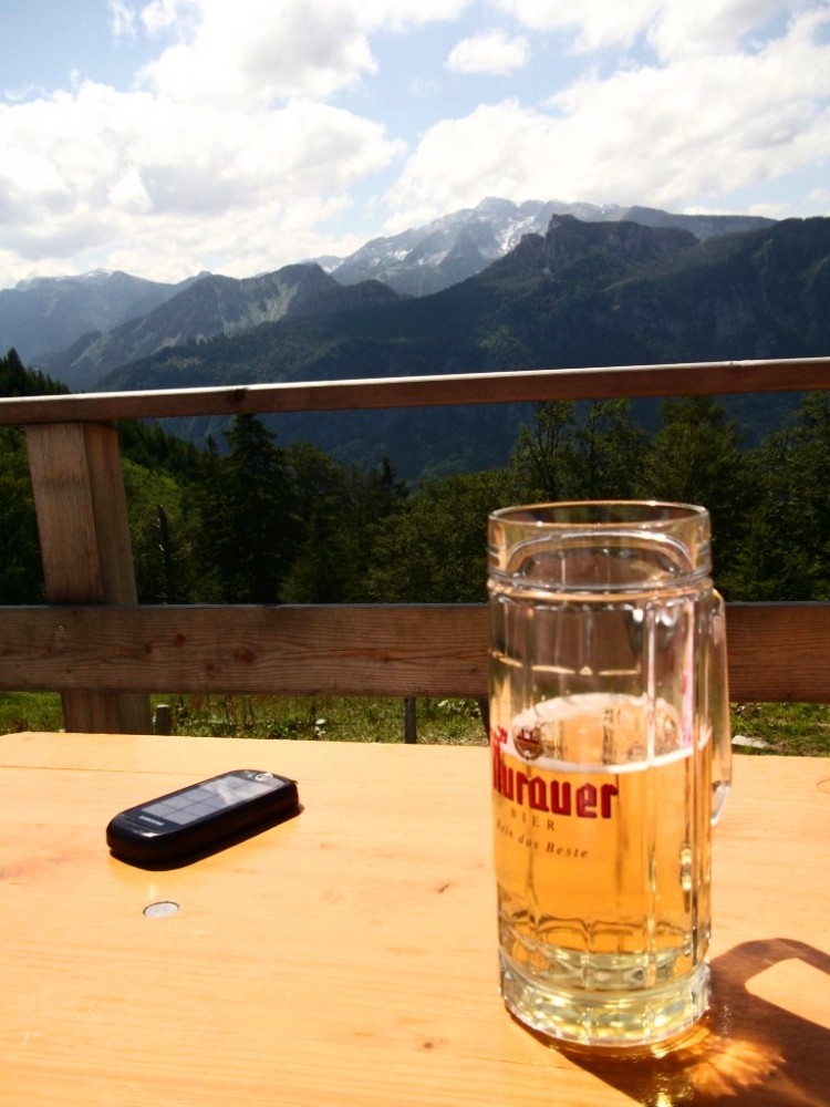 Auf der Sonnenterrasse der Hofalmhütte werden die Akkus wieder aufgeladen.