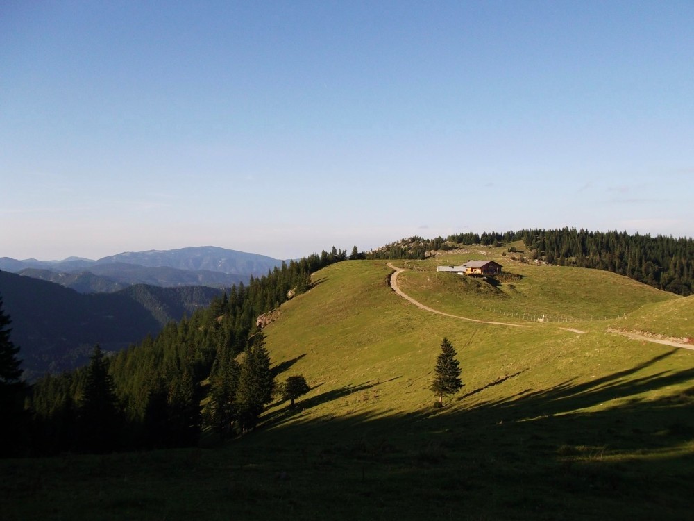 Blick von der Edelweißhütte zum Almreserlhaus.