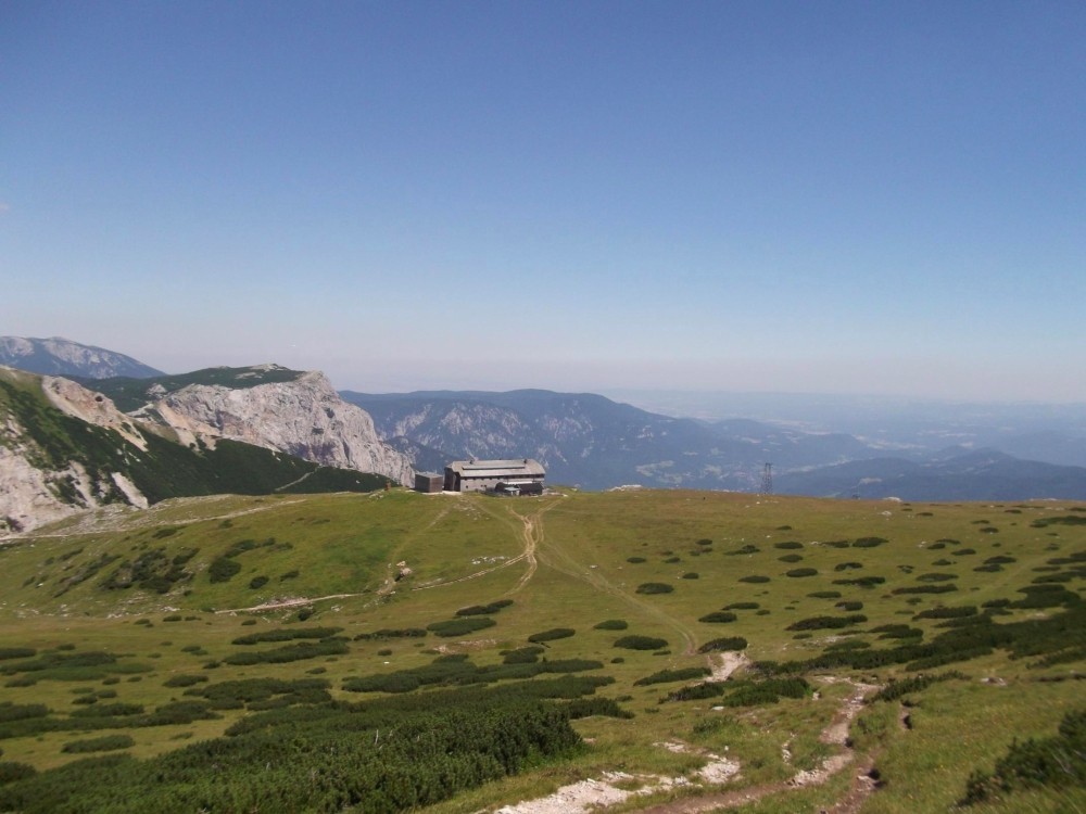 Blick von der Heukuppe zum Karl Ludwig Haus auf der Rax.