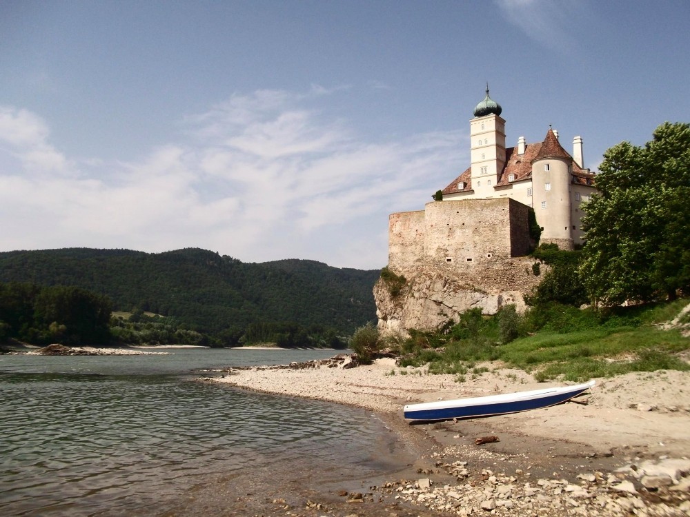 Das Schloß Schönbühel thront über der Donau, als würde es schon immer hier stehn'.