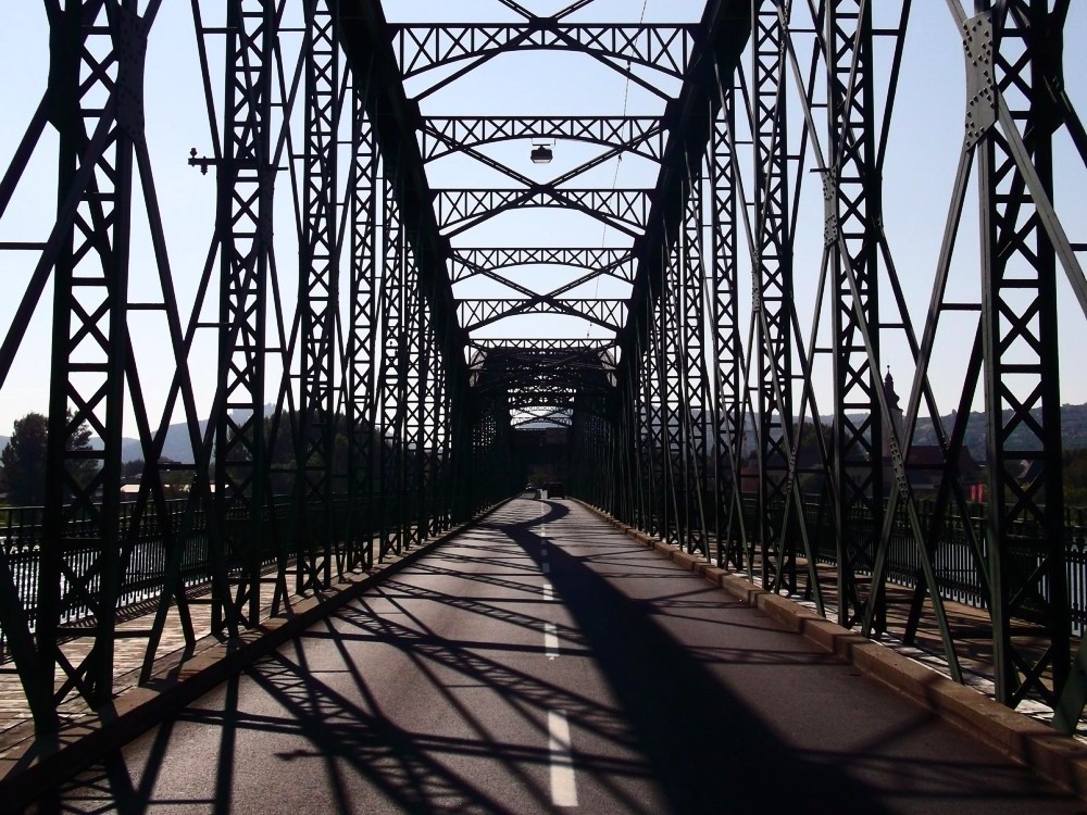 Ein autofreier Schnappschuss auf der Donaubrücke bei Mautern ist harte Arbeit.