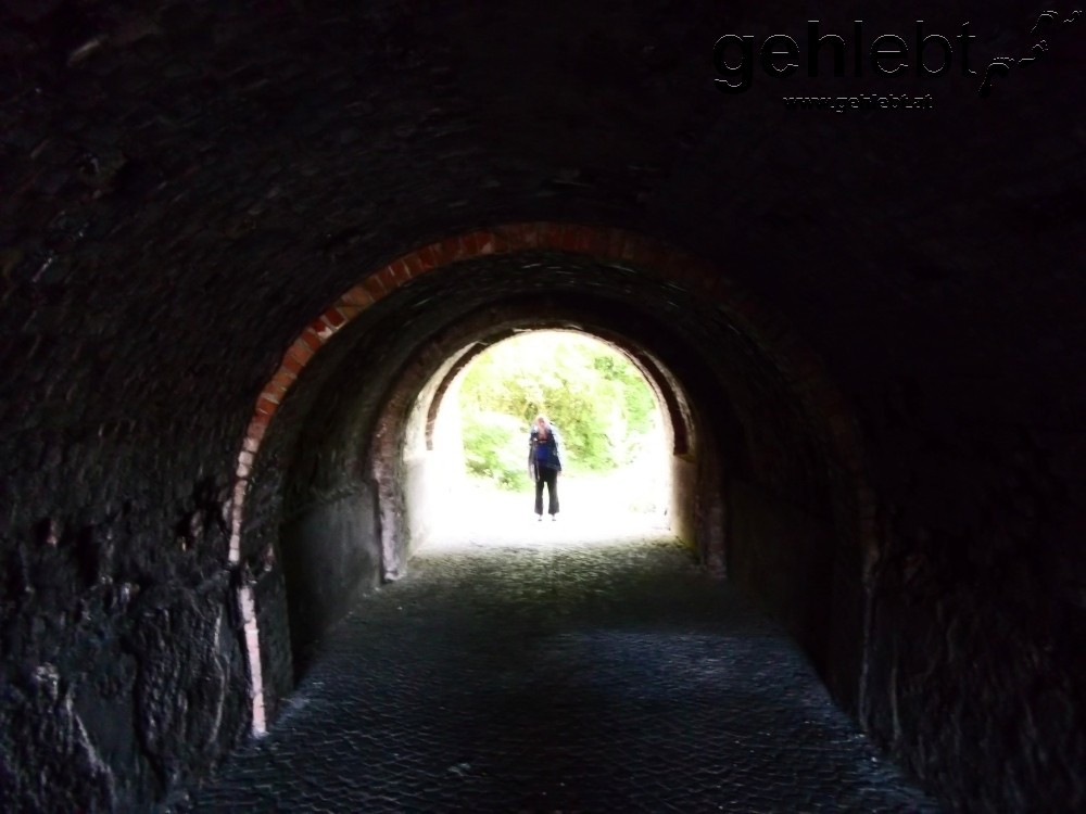 Am “Stirbweg” unter der Pfarrkirche zur anderen Seite des Tunnels.