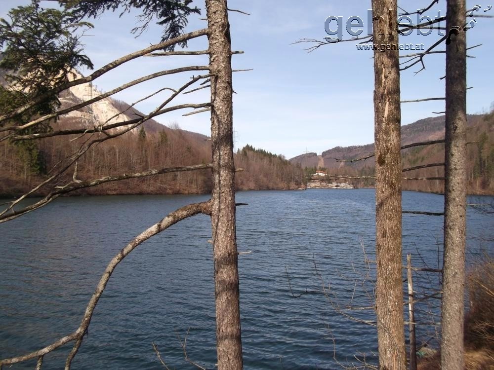 Man kann es nicht abstreiten und man fühlt es: der Stausee nimmt dem Fluss die Energie.