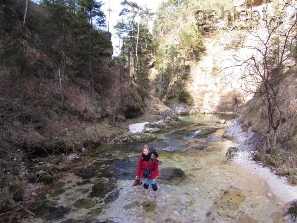 Alina scheut nicht die eiskalte Flussüberquerung über den Rettenbach...ich nahm den Steg.