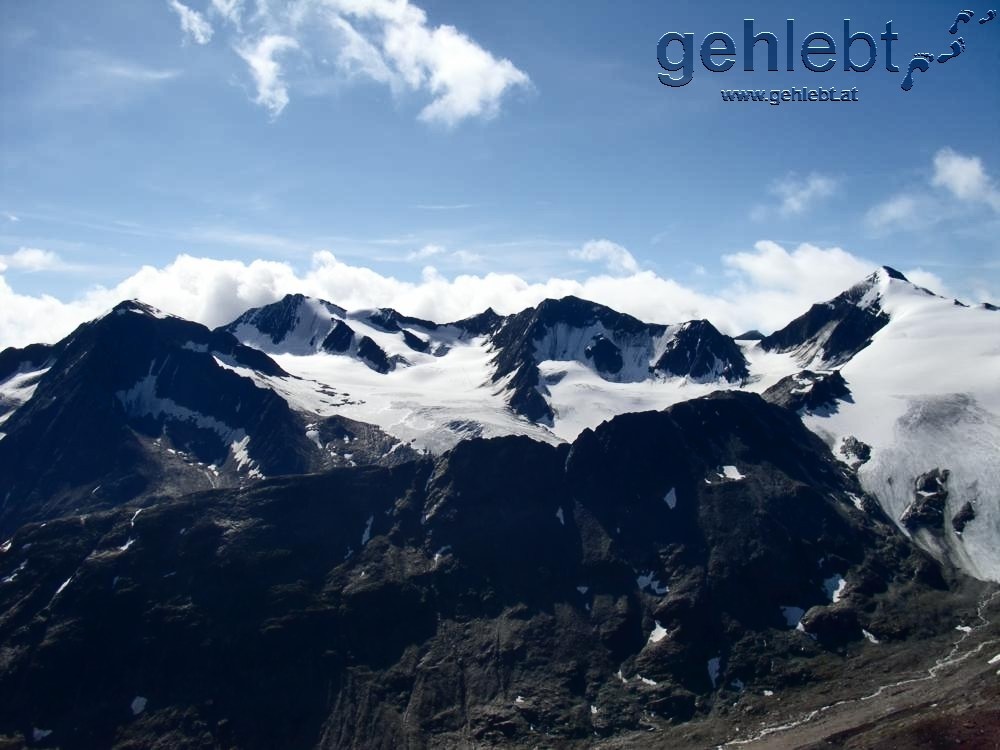 Am rechten Bildrand der Similaun-Gipfel und Grenzverlauf in den Ötztaler Alpen zu Italien.