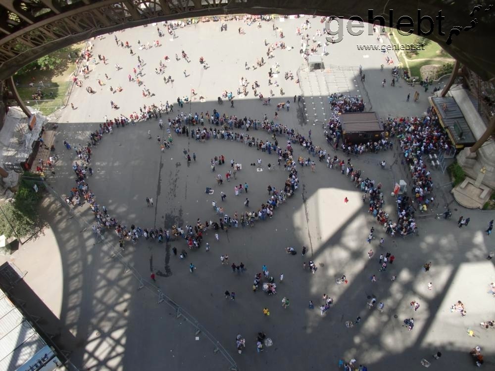 Die Warteschlange vor dem Aufzug zum Eiffelturm nimmt komische Gestalt an.