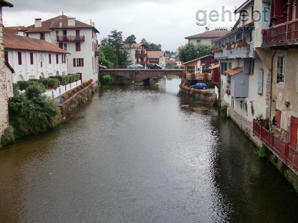 Über den Fluss La Nive de Béhérobie verlässt man den Stadtkern.