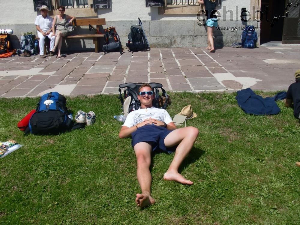 Nach der Ankunft in Roncesvalles - im Hintergrund streckt sich Pia, die in den nächsten Wochen meine Wegbegleitern sein wird.