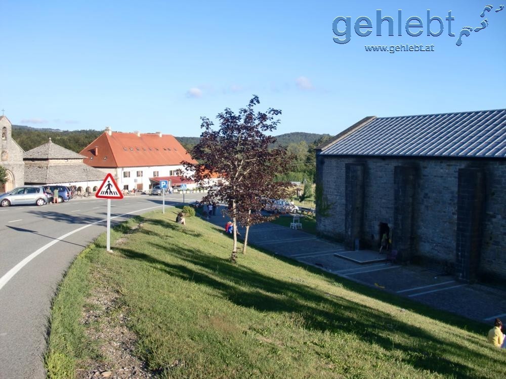 Im rechten Bildraum der Schlafraum in Roncesvalles.