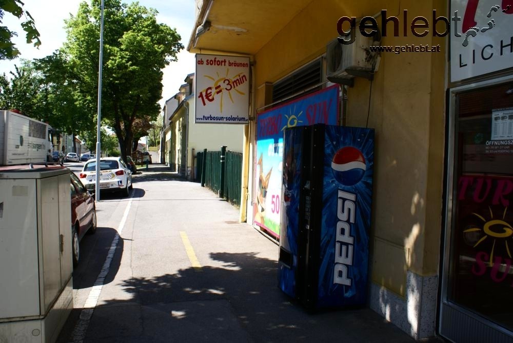 Jakobsweg-Feeling pur: ein Getränke-Automat am Weg.