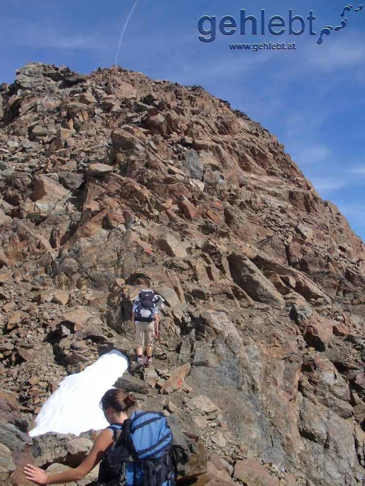 Felsiger als am Weg zur Kreuzspitze präsentiert sich der Weg auf den Saykogel.