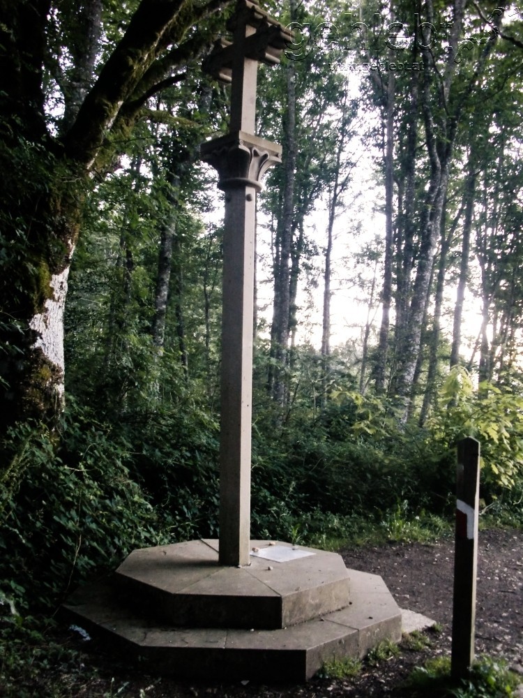 mittelalterliches Pilgerkreuz am Wegrand
