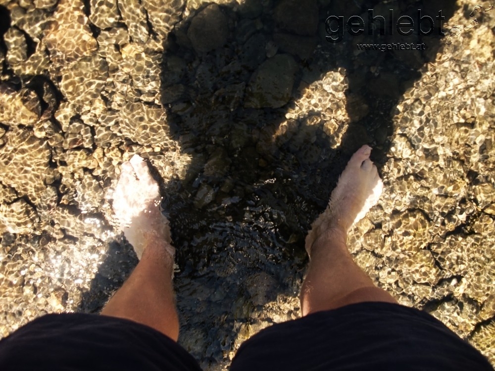 Füße im Rio Arga