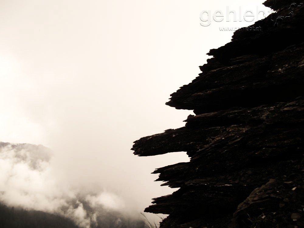 Stein und Wolken