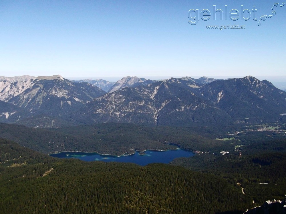 Dunkelblau präsentiert sich der Eibsee.