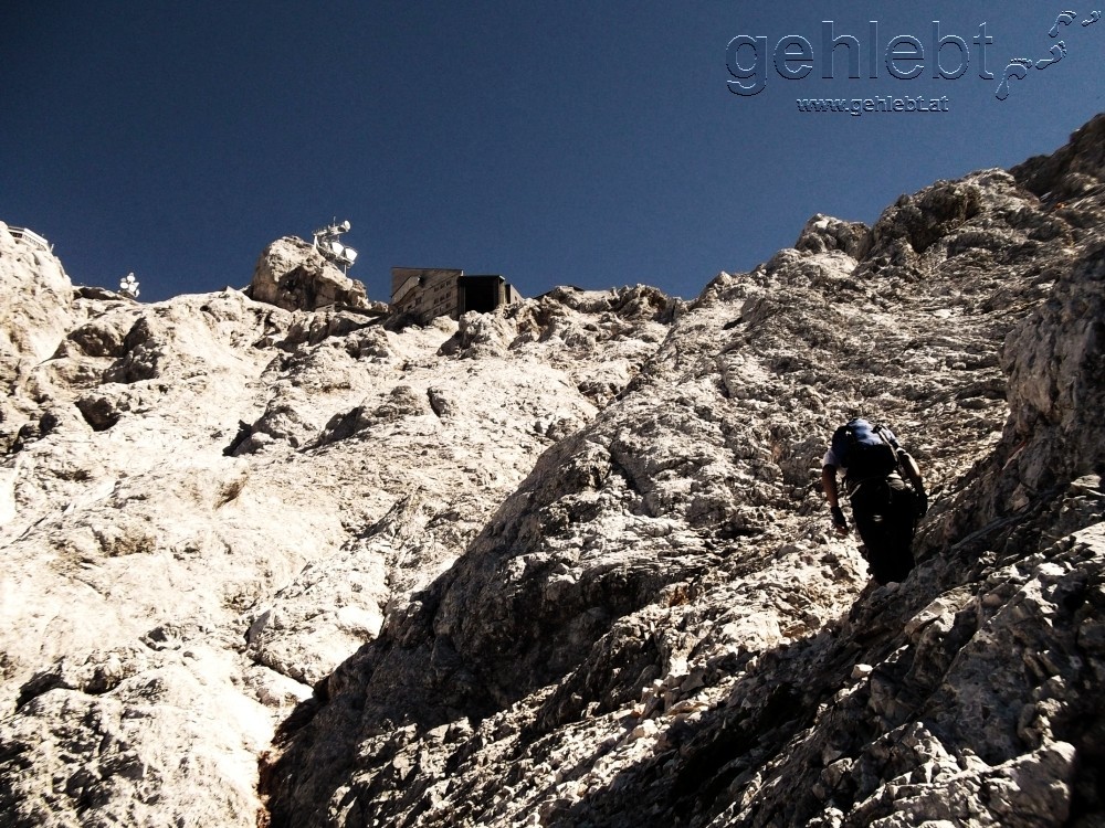 Im Stopselzieher-Klettersteig mit Blick auf das alte Diensthaus.