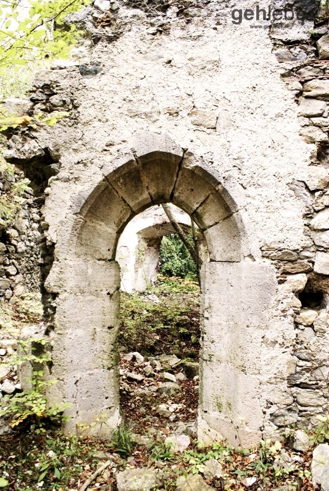 Gotischer Eingang in die alte Burgkapelle.