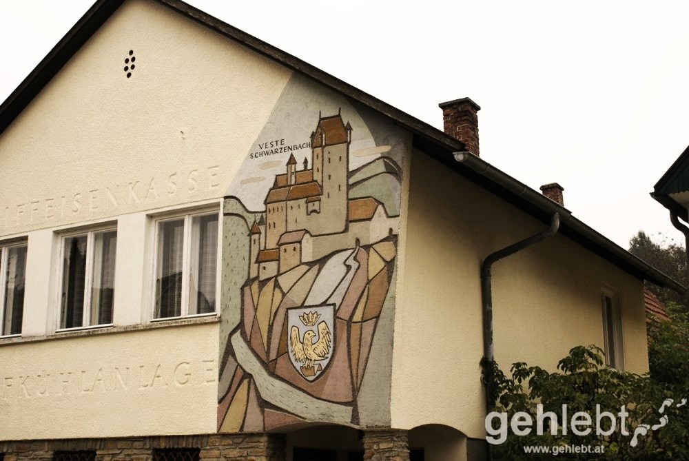 Das Wandbild am alten Kühhaus in Schwarzenbach erinnert an die ehemalige Veste Schwarzenbach.