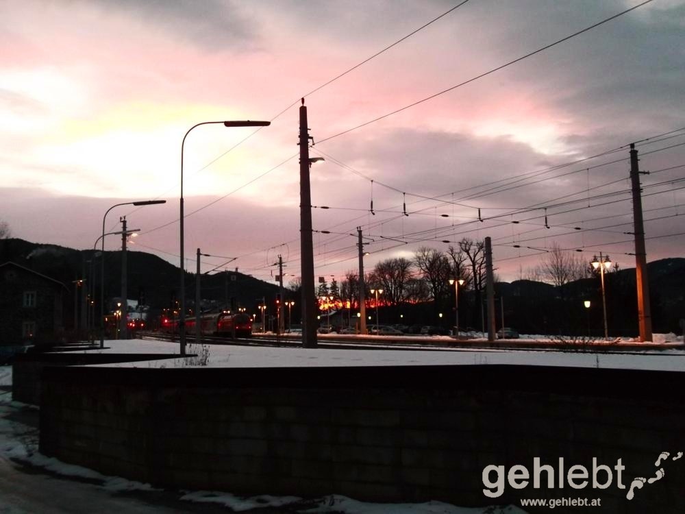 Winterwanderung Naturfreundehaus Knofeleben - frühmorgens am Bahnhof Payerbach-Reichenau