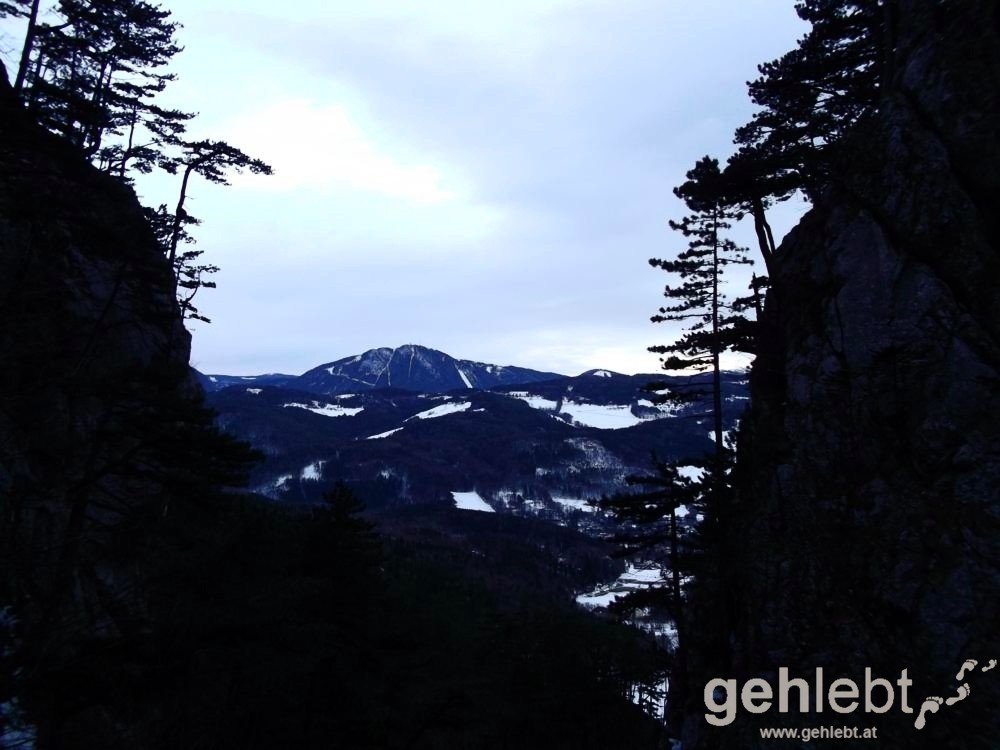 Winterwanderung Naturfreundehaus Knofeleben - Blick von der Eng zum Semmering