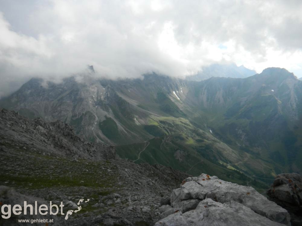 Augstenberg, Liechtenstein - links die zugedeckte Grauspitze