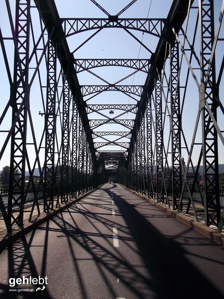 Die Donaubrücke bei Mautern ohne Fahrzeuge. Seltenheitswert.