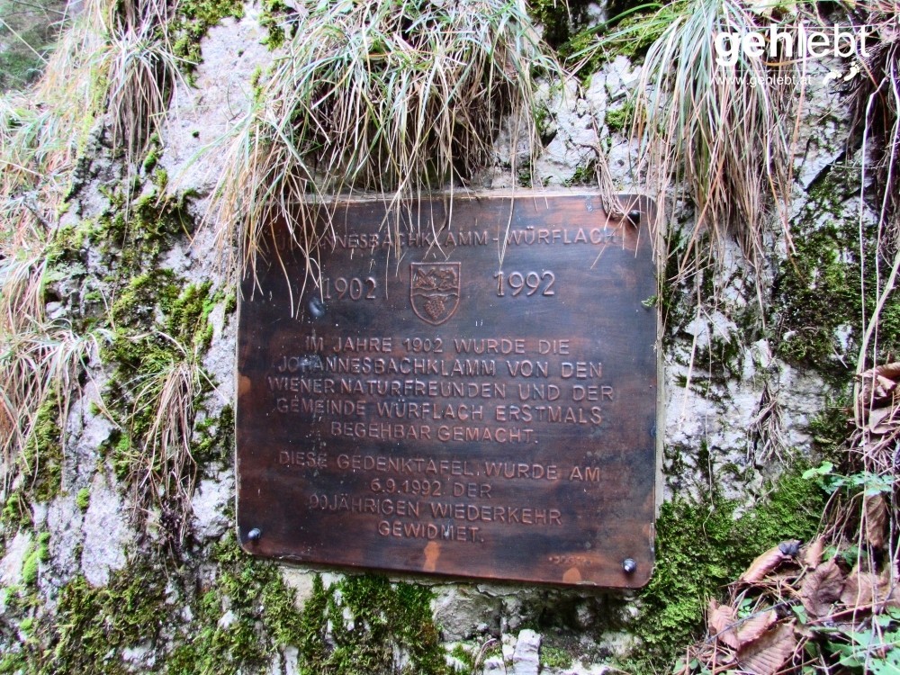 Eine Tafel informiert vor Begehung der Klamm über die Entstehungsgeschichte.