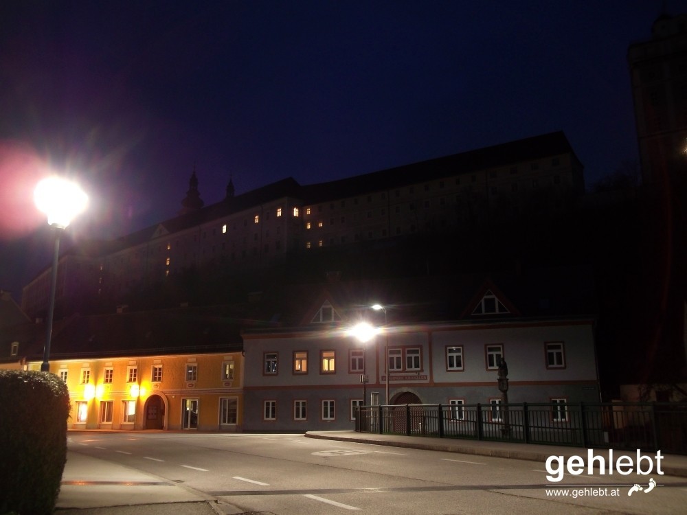 Kremsmünster bei Nacht - Stift Kremsmünster vom Marktplatz