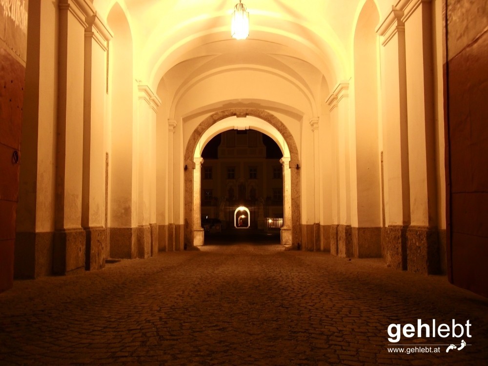 Kremsmünster bei Nacht - Haupteingang Stift