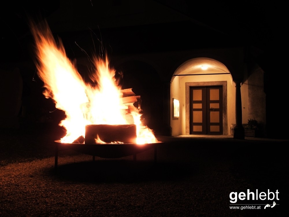 Kremsmünster bei Nacht - Osterfeuer Kirchberg