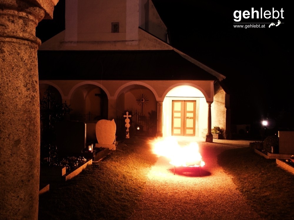 Kremsmünster bei Nacht - Osterfeuer