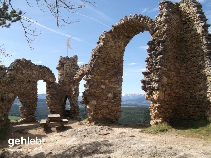 Eine Ruine, die eine sein sollte, und eine ist.