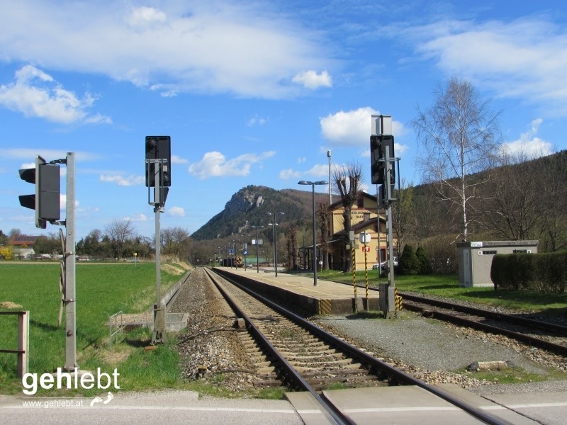Am Bahnhof Scheiblingkirchen werden gleich nach wenigen Metern die Gleise der Asphangbahn gequert.