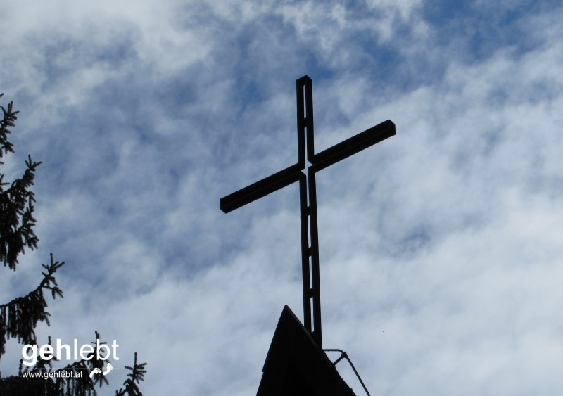 Das oberste Zipfel der Waldkapelle, ein Zeichen der Verschwisterung der Gemeinden Cornuda in Italien und Natschbach-Loipersbach.