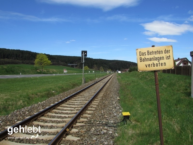 Die zweite Gleisquerung der Aspangbahn folgt in Gleißenfeld.
