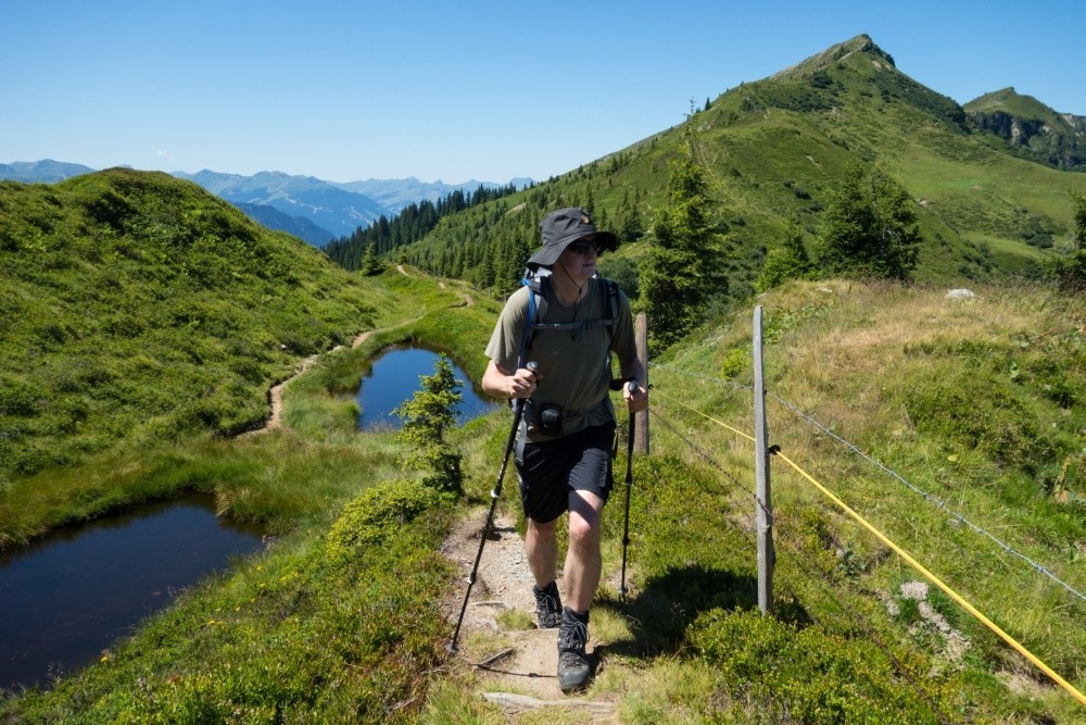 Christof steigt über die Grasberge der Salzburger Schieferalpen. (Foto: Stephanie Spörl)