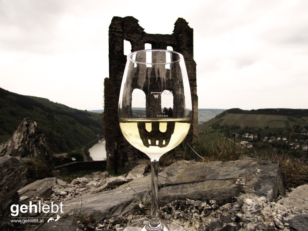 Die Welt steht Kopf auf der Ruine Grevenburg - jedenfalls im Weinglas.