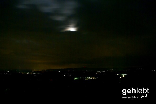 Im Südwesten zeigt sich der Mond nur sekundenweise.