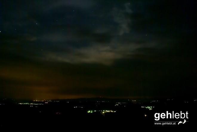 Zur späteren Stunde reißt der Himmel leicht auf und lässt einen Blick auf das Himmelszelt zu.