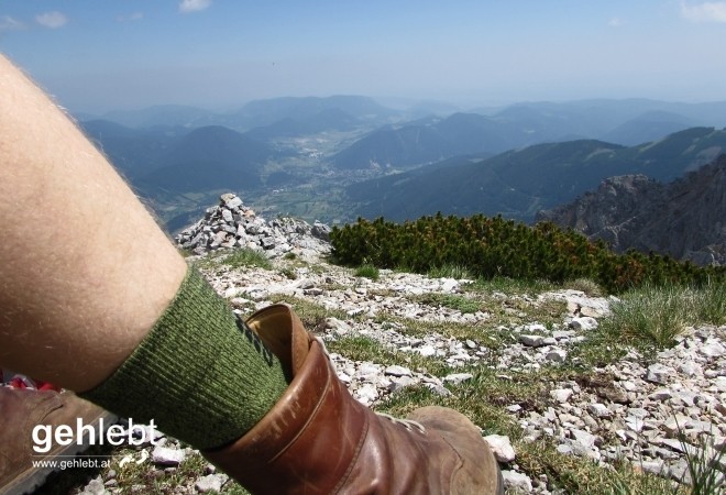 Nach der Begehung des Novembergrats - leichte Kletterei - am Schneeberg. Erst mal den Schuh lockern.
