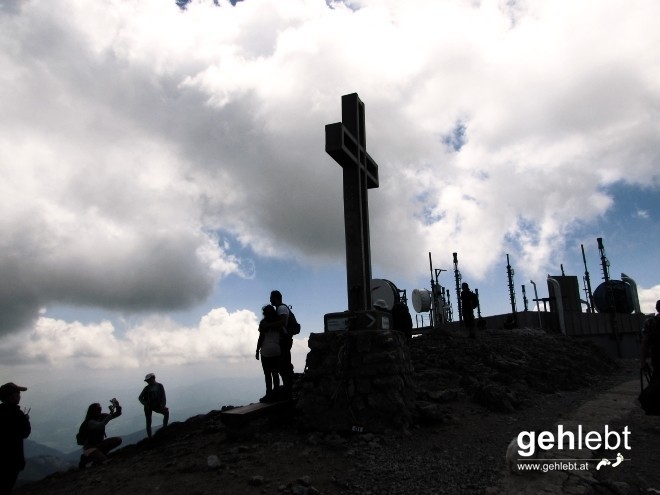 Es tummelt sich am Gipfelkreuz.