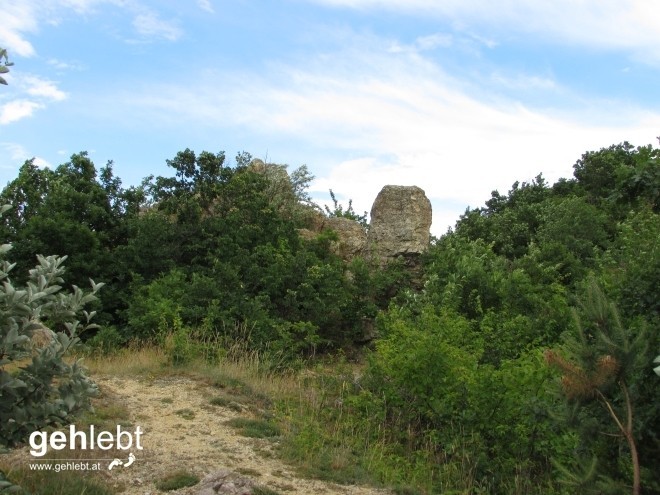 Kein Teil der Ruine, sondern Teil der kleinen Felsformation am Friedhofsberg.