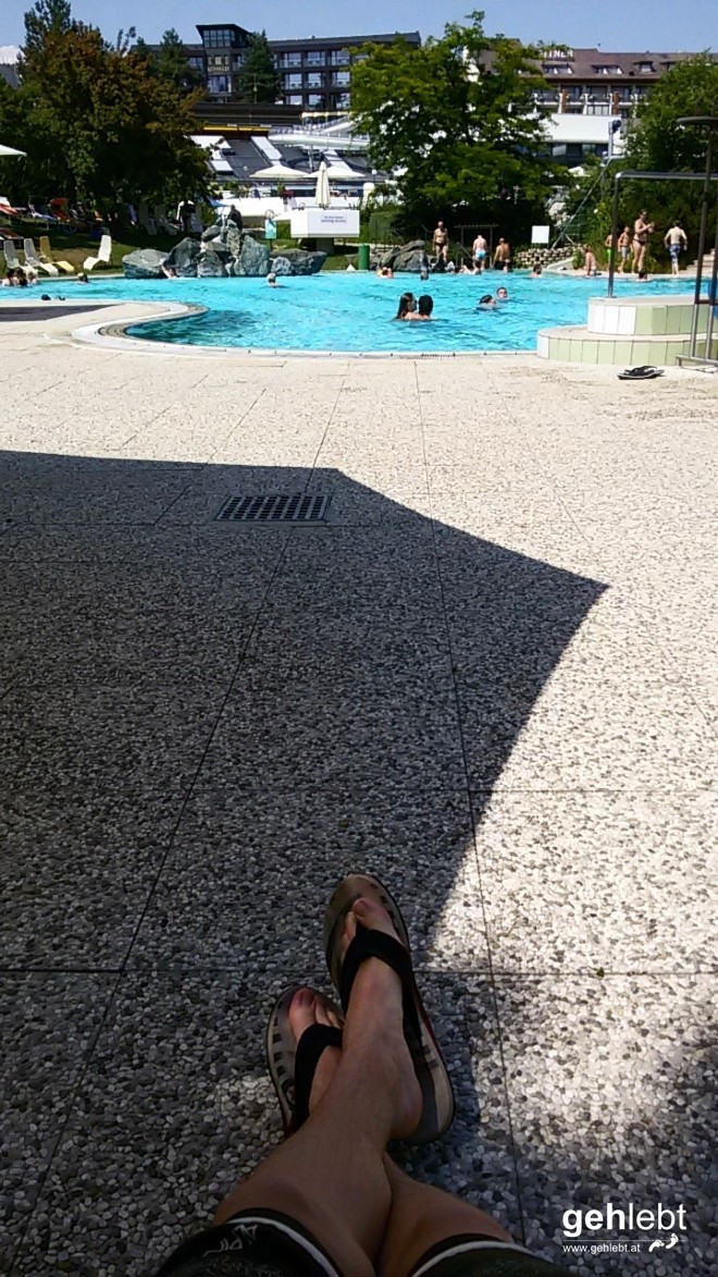 An einem der heißesten Tage Anfang Juli ist man entweder im Wasser oder im Schatten - beides ist möglich in der Therme Loipersdorf.