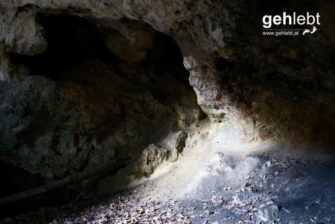 Wenn nur ganz wenig Licht in das Innere dringt - hier am Zigeunerloch im Piestingtal.