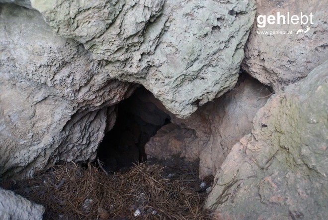 Hier könnte man entgegen dem warmen Luftstrom in die Höhle kraxeln...könnte.