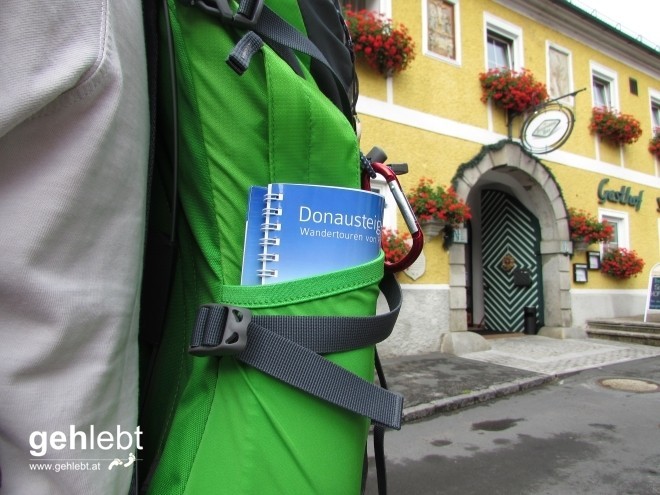 Unterwegs mit einem treuen Begleiter, dem Donausteig-Wanderbuch.