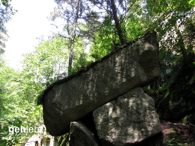 Ein imposanter Felsbrocken kam uns am Rückweg in der Klamm zu Gesicht.