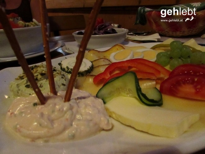 Man darf gerne dem kulinarischen Genuss im Buschenschank frönen.