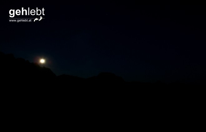 Der Mond steht über den Bergen des Rätikons, der wolkenlose Nachthimmel sagt jetzt schon alles...