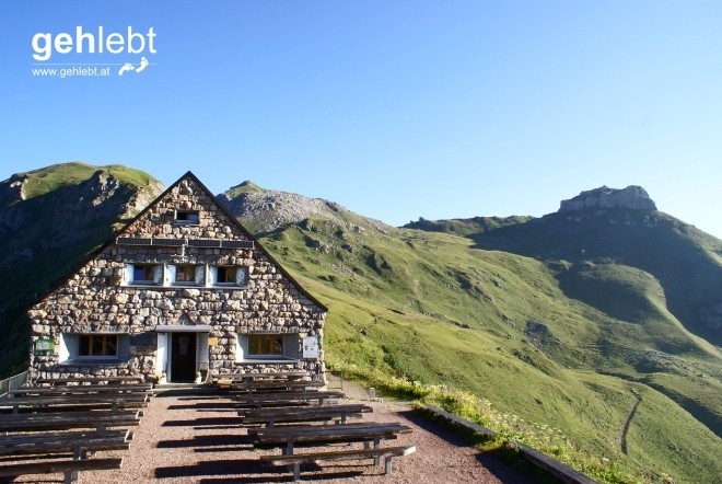 Die prächtige Pfälzer Hütte mit dem Gorvion (teilweise auch Gorfion) am rechten Bildrand.